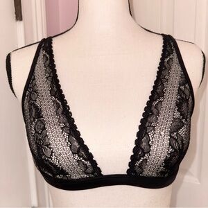 Calvin Klein black lace deep V-neck bra w/adjustable straps &closure hook sz M